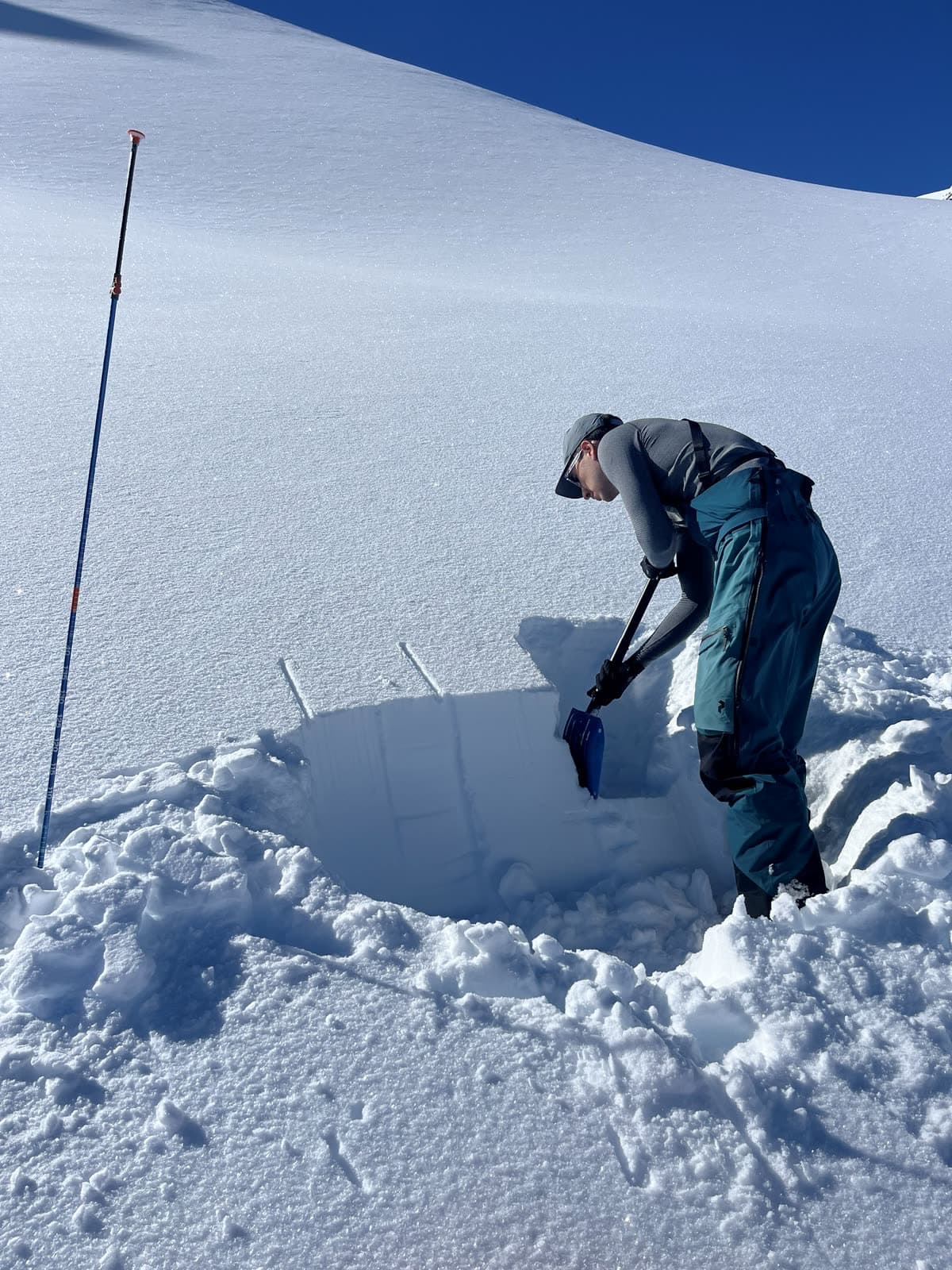 Haciendo un perfil de nieve para valorar el riesgo de aludes