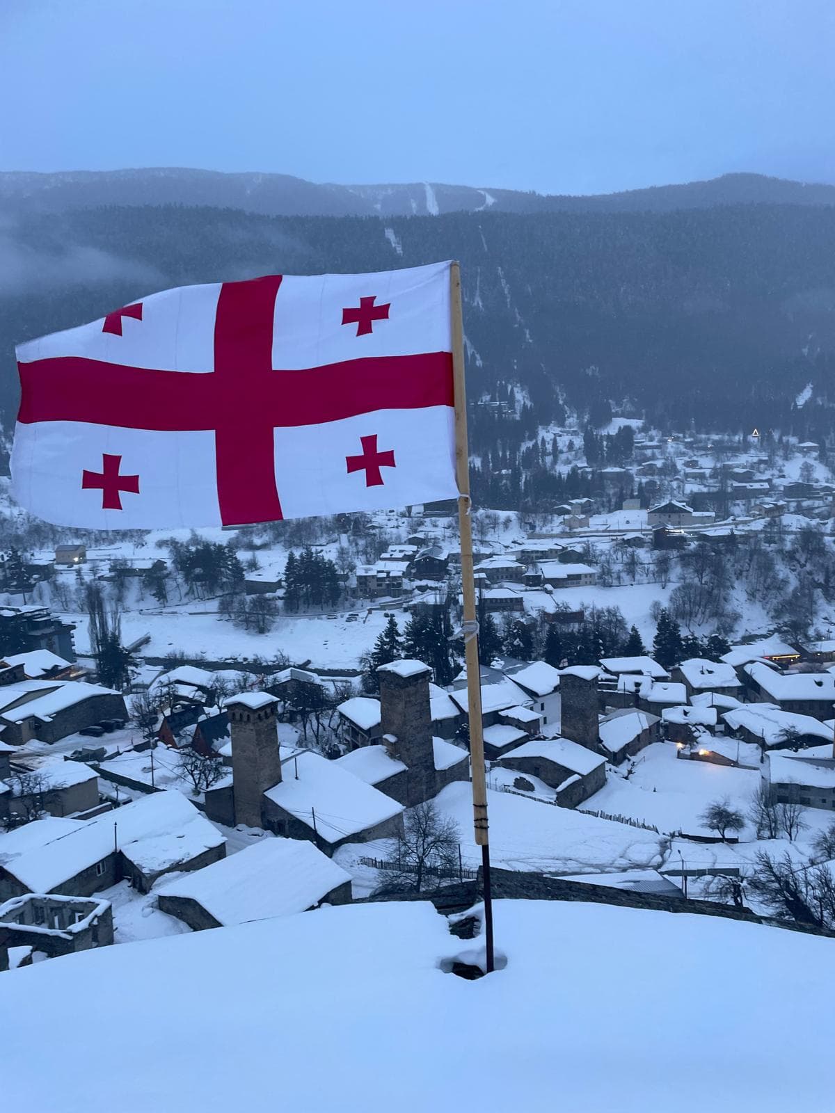 Bandera de Georgia sobre Mestia nevada