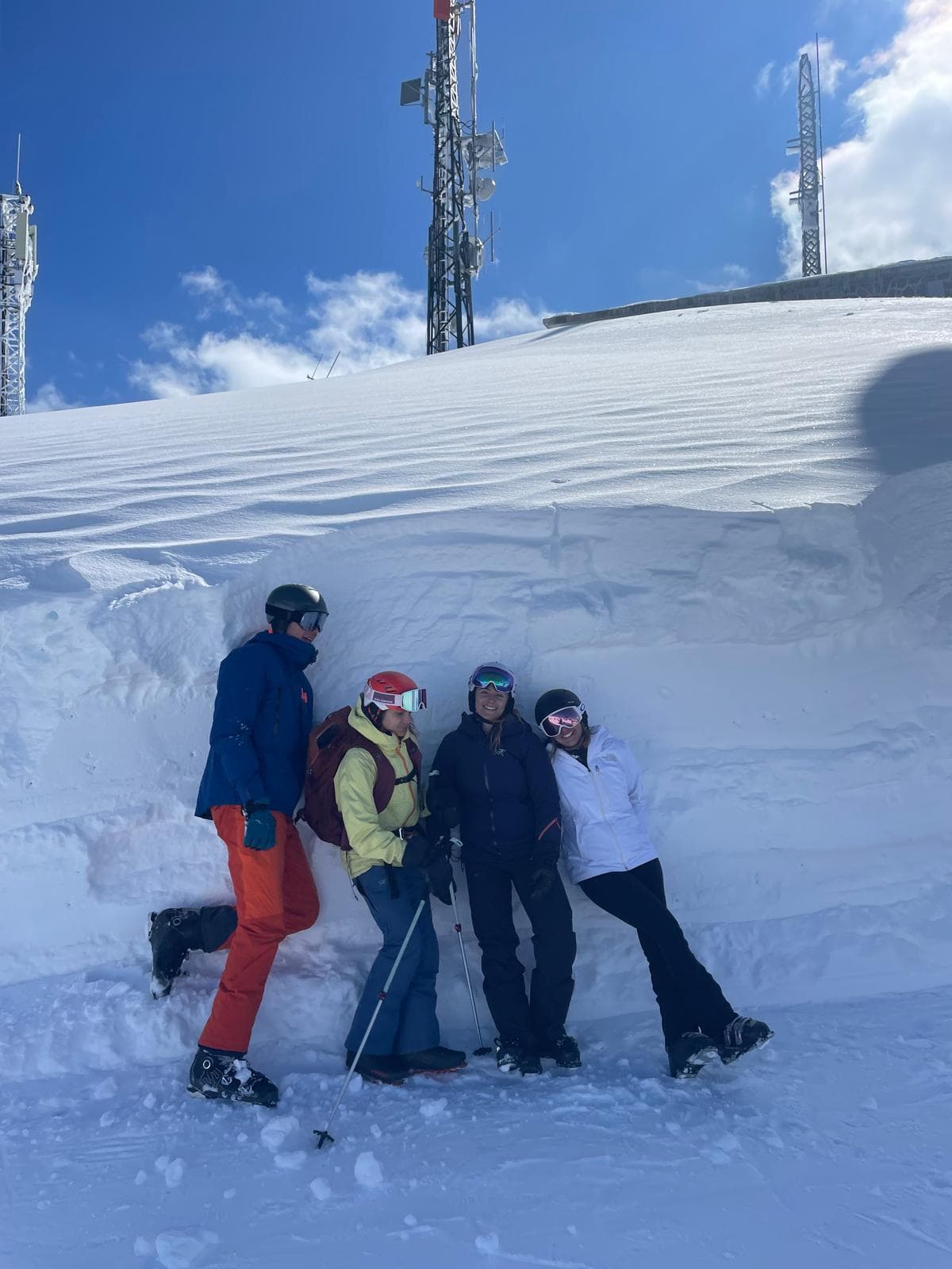 Amigos posando en la nieve