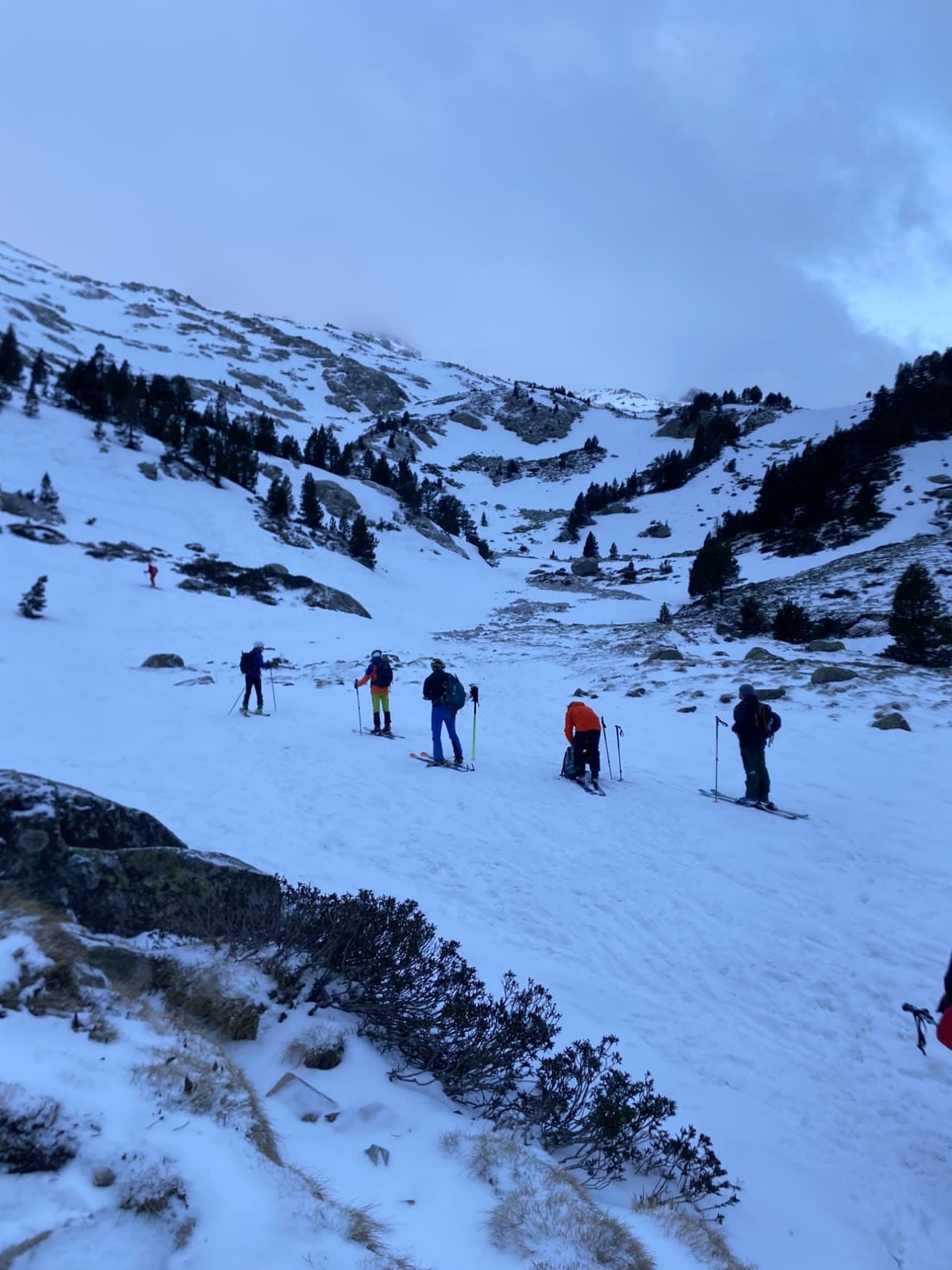 Grupo preparándose para la travesía al amanecer