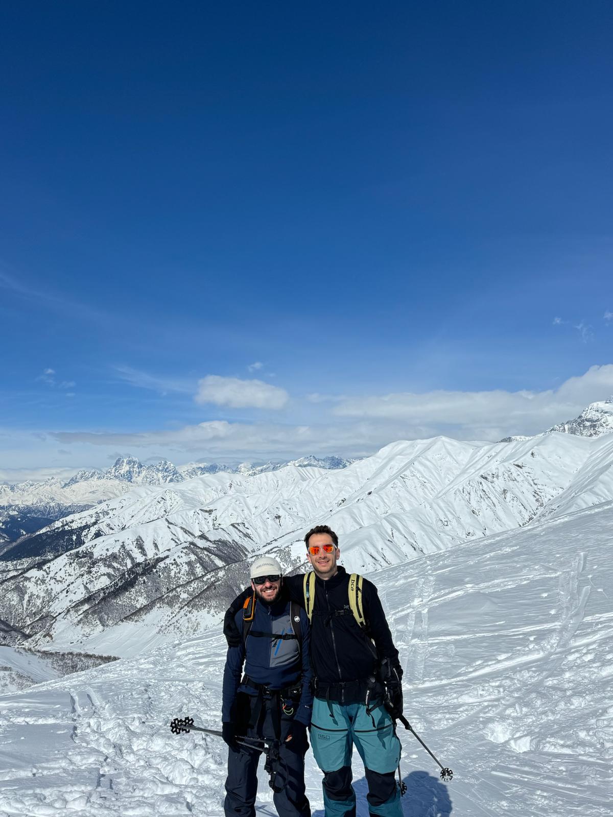 Instructor de esquí con grupo